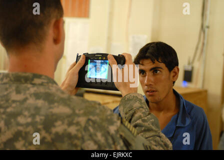 Staff Sgt Matthew Valek, ein Ceres, Kalifornien, stammende verwendet eine biometrische Kamera zum Speichern von Daten für eine Arbeitskraft auf vorwärts Operating Base War Eagle im nördlichen Bagdad, 16. September 2008. Valek dient als senior Unteroffizier verantwortlich für Abzeichen mit Firma A, 3. spezielle Truppen Bataillon, 3. Brigade Combat Team, 4. US-Infanteriedivision, Multi-National Division-Bagdad. Stockfoto