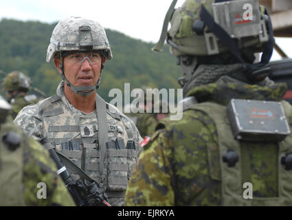 HOHENFELS, Deutschland, spricht 17. September 2008 - Command Sergeant Major Alan D. Bjerke, Befehl Sergeant-Major von der 3rd Stryker Brigade Combat Team, 2. US-Infanteriedivision, kanadische Soldaten während des Trainings für eine Veranstaltung von scharfer Munition Mittwoch während der Genossenschaft Spirit 2008 bei der Joint Multinational Readiness Center in der Nähe von Hohenfels, Deutschland. Genossenschaft Spirit 2008 ist eine multinationale GÜZ-Rotation, Interoperabilität zwischen amerikanischen, britischen, kanadischen Australier und Neuseeland Armeen ABCA zu testen. Stockfoto