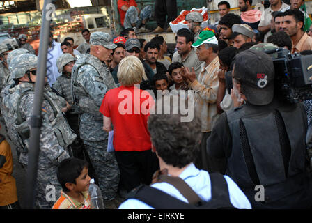 General Raymond Odierno, einem Rockaway Township, NJ, native, spricht für Shop-Besitzer und andere irakische Männer auf dem Markt Jamilla in Sadr City District von Bagdad, 18. September 2008. Odierno, den kommandierenden General der Multi-National Force – Irak, der die 4. US-Infanteriedivision während der ersten Invasion des Irak befehligte, war in Nordost Bagdad für ein Update über die Fortschritte im Stadtteil Sadr City, ist das operative Umfeld der 3. Brigade Combat Team, 4. Inf. Div., Multi-National Division-Bagdad. Stockfoto