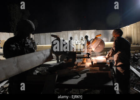 Nacht-Bau mit den Soldaten des 3rd Platoon, 77. Ingenieur-Unternehmen, 94. Pionierbataillon, 18. Ingenieur-Brigade, jeder seinen Teil am Combat Outpost Rabiy in Mosul, 17. August. Stockfoto