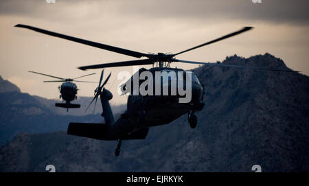 BAGRAM AIR FIELD, Afghanistan--zwei Armee UH-60 Black Hawk Hubschrauber bereiten für die Landung auf vorwärts operativer Basis Kalagush 7. September 2008. Die Black Hawks sind für eine Vielzahl von Missionen, einschließlich medizinische Evakuierung, Luftangriff, Personentransport und Luftbrücke verwendet.  Staff Sgt Samuel Morse Stockfoto