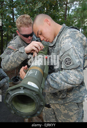 SPC Alex Raske links der Firma A, 2. Bataillon, 325. Airborne Infanterie-Regiment, 2nd Brigade Combat Team, 82nd Airborne Division und Pfc. Phillip Nelson, Rockville, MD, vertraut zu machen die M136 AT4 Anti-Tank Waffe während des Trainings für die Experte Infanterist-Abzeichen am Fort Bragg Sept. 15.   Staff Sgt Mike Pryor, 2. BCT 82. Abn. Div. Öffentlichkeitsarbeit Stockfoto