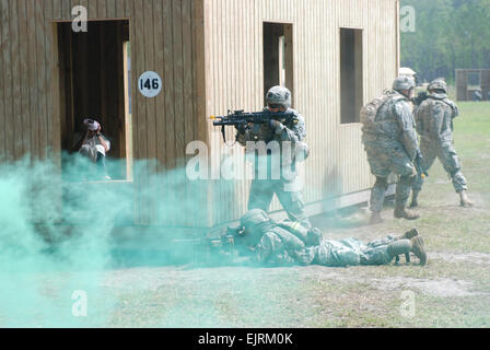 56. Infanterie Brigade Combat Team Soldaten feuern und Manövrieren auf einen feindlichen Scharfschützen bei urbanen Operationen Ausbildung an Fort Stewart, Georgia. Die Soldaten von der Texas National Guard führen Post-Mobilisierung Training vor der Bereitstellung in diesem Herbst in den Irak. Stockfoto
