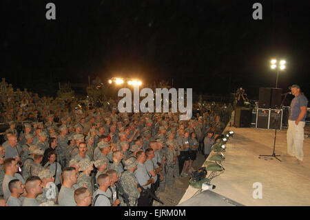 Country-Musik star Trace Adkins spricht mit Soldaten zwischen den Songs während eines Konzerts in Gefälligkeiten im Freien Theater hier 22. September 2008. Adkins Besuch in Q-West war einer der sieben Anschläge im Irak für die Country Music Television Award ausgezeichneter Künstler. Er gewann die CMT "2008 männliche Video of the Year" für das Lied "Ich habe mein Spiel auf." Seine USO Tour beinhaltet 15 Stopps in mehreren Ländern. "Wir hörten ein Gerücht, das aus irgendeinem Q-West in der Regel Grund die Reiseroute abgekratzt bekommt, so dass wir einen Punkt kommen hier," sagte Trace Adkins. "Wir wurden von mehreren 100 Millionen Amerikaner geschickt, vielen Dank für, was Sie sagen d Stockfoto