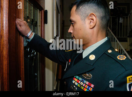 Staff Sgt Francisco M. Gutierrez bereitet sich auf den Board Raum zu betreten, während der Befehl Sergeants großen Board bei der Abteilung der Armee NCO und Soldier of the Year "Besten Krieger" Wettbewerb in Fort Lee, VA., auf Sonntag, 28. September 2008. Gutierrez vertritt der Army Reserve.  Armee 2008 beste Krieger Wettbewerb /bestwarrior/2008 / Stockfoto