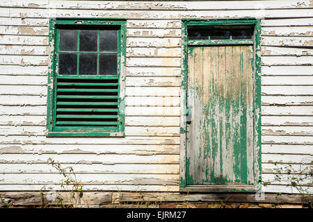 Architektonische Details zeigen, abblätternde Farbe und eine alte Fenster und Tür Stockfoto