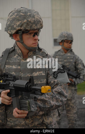 Die U.S. Army Special Operations Command Spc. Barrett K. Kauling erwartet Anweisungen bei reflexiven Brand training Sept. 30.  Kauling ist einer der 24 Soldaten im Wettbewerb in der 2008-Abteilung der Armee Unteroffizier und Soldier of the Year "Besten Krieger" Wettbewerb statt Sept. 28-6.Oktober in Fort Lee, VA.  T. Anthony Bell Armee 2008 besten Krieger Wettbewerb /bestwarrior/2008 / Stockfoto