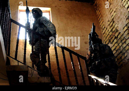 SPC. Michael Stutz inspiziert Top außen seine neu zugewiesenen m-113-Track-Radfahrzeug bei ihrer Ankunft im National Training Center in Fort Irwin, Kalifornien, 4. Oktober 2008. Stutz ist combat Medic, der 1. Kavallerie-Division Headquarters Troop, 1. Staffel, 7. Kavallerie-Regiment zugewiesen.   PFC. Phillip Adam Turner Stockfoto