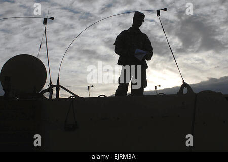 SPC. Michael Stutz inspiziert Top außen seine neu zugewiesenen m-113-Track-Radfahrzeug bei ihrer Ankunft im National Training Center in Fort Irwin, Kalifornien, 4. Oktober 2008. Stutz ist combat Medic, der 1. Kavallerie-Division Headquarters Troop, 1. Staffel, 7. Kavallerie-Regiment zugewiesen.   PFC. Phillip Adam Turner Stockfoto