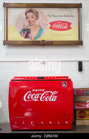 Chesterfield Twp., Michigan - ein altes Coca Cola-Automaten auf dem Display an Stahl Automotive-Stiftung. Stockfoto