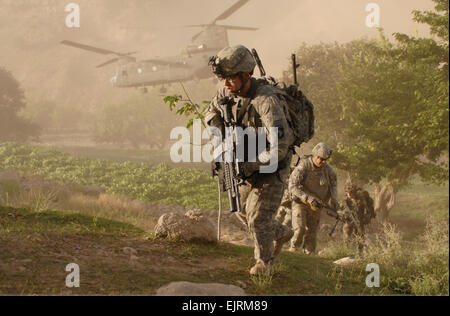 Soldaten von A Firma, 101. Division spezielle Truppe Bataillon air Assault in einem Dorf in Jowlzak Tal, Parwan Provinz, Afghanistan. Afghanische Nationalpolizei gesucht das Dorf, während Soldaten Sicherheit und Schlüssel-Leader Engagements durchgeführt. Stockfoto