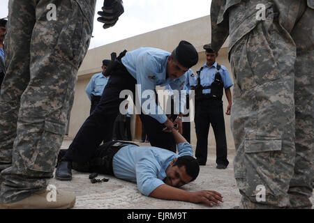 Irakische Polizisten simulieren das Verfahren der Festnahme eines Verdächtigen für die US Army 511th Military Police Company, bei der Al Kut Polizeistation, Kut Al Irak am 25. Oktober 2008.  Die irakische Polizei demonstrierten ihr können zeigen, dass sie bereit waren, sich Sicherheit für die kommenden Provincial irakischer Kontrolle Zeremonie durchführen.   Staff Sgt Rasheen A. Douglas Stockfoto