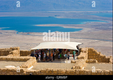 MASADA, ISRAEL - 14. Oktober 2014: Touristen oben auf dem Felsen Masada in Israel Stockfoto