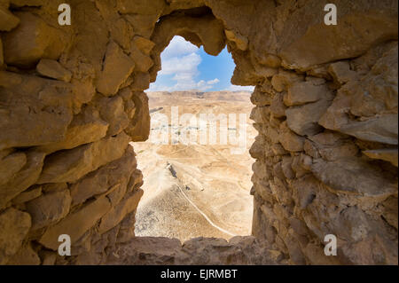 Fenster in einer Wand im Kolumbarium Turm auf Masada in Israel Stockfoto