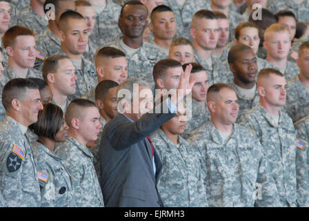 Der Präsident stellt mit Soldaten in Fort Campbell, Kentucky während seiner 25. November 2008 Besuch der Installation. Bush gratulierte Soldaten der 101. US-Luftlandedivision, 160. Special Operations Aviation Regiment und 5th Special Forces Group für eine "gute Arbeit geleistet." Stockfoto