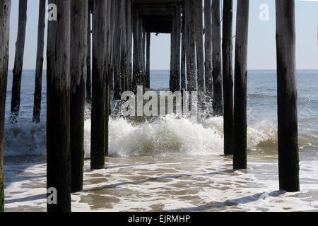 Wellen unter dem Fishing Pier in Ocean City, Maryland Stockfoto