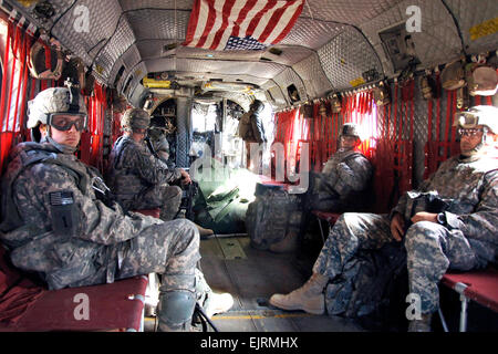 Soldaten aus verschiedenen Einheiten in Afghanistan fahren auf ein Chinook während einer Mission zu versorgen am 30. Nov 08 auf FOB Fenty Afghanistan.  Die Mission war es, zu des abgelegenen FOB in Ost-Afghanistan bringen.        U.S. Army SSG Carrie Fox-Gutierrez Stockfoto