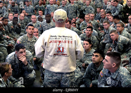 Armee Sgt. 1. Klasse Jason McLoud, von Headquarters und Headquarters Company, Civil Affairs Team psychologische Operationen Befehl, 82. US-Luftlandedivision, Fort Bragg, NC., gibt einen kurzen Sprung zu einer Gruppe von Soldaten aus ausgewählten ein ein Sprung in der Luft-Lotterie zur Unterstützung Betrieb Spielzeug auf Pope Air Force Base, North Carolina, 5. Dezember 2008 fallen. Betrieb Spielzeug Drop ist eine jährliche Luft Sprung auf Fort Bragg, en, veranstaltet von der US-Armee zivile Angelegenheiten und psychologische Operations Command Airborne und von Fort Braggs XVIII Airborne Corps und Pope Air Force Base 43. Airlift Wing unterstützt. Zur Unterstützung der exe-Datei Stockfoto