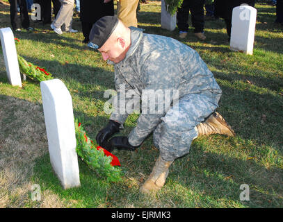 Generalmajor Richard J. Rowe Jr., Kommandant, militärischer Bezirk von Washington, legt einen Kranz an der Basis ein Veteran Grabstein auf dem Arlington National Cemetery, 13. Dezember 2008. In Abschnitt 12 des Friedhofs im Rahmen des "Kränze Across America", eine jährliche Veranstaltung nun im 17. Jahr wurden einige 10.000 Kränze niedergelegt.   C. Todd Lopez Tausende legen Kränze in ganz Amerika /-news/2008/12/15/15176-thousands-lay-wreaths-across-america/ Stockfoto