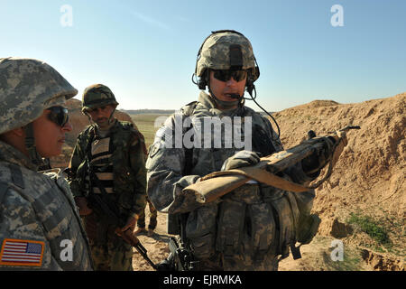 US Army Captain Matthew Mackey von Fairbanks, Alaska, Headquarters und Headquarters Company, 1. Bataillon, 25. Infanterie-Division, 24. Infanterie-Regiment, 1st Stryker Brigade Combat Team inspiziert eine Waffe gefunden im Flusstal Udaim 11. Dezember 2008. Der US-Armee ist eine Partnerschaft mit der irakischen Armee zu löschen den Udaim River Valley und al-Qaida-Netzwerke zu stören und Waffen in der Diyala Provinz Irak zwischenspeichert. Stockfoto