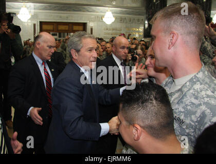 Präsident George W. Bush hält um Soldaten einzeln bei Bagram Air Base Afghanistan Dez. 15 danken. Stockfoto