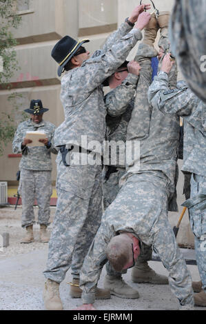 US Army Colonel Craig Collier, Kommandeur der 3. Staffel, 89. Kavallerie, 4th Brigade Combat Team, 10th Mountain Division erhält seine Sporen während einer Zeremonie, die Vergabe von Mitgliedern der 3. Staffel, 89. Kavallerie auf Forward Operating Base Loyalität in Bagdad, Irak, 12. Dezember 2008.  Die Soldaten erhalten die Spurs ihren Dienst im Kampf zu Ehren. Sporen zu verdienen ist eine Tradition verwurzelt in Ritterschaft, wo bedeutete die Verleihung des vergoldeten Sporen Einstieg in den Reihen und Brüderlichkeit des berittenen Kriegers.  Staff Sgt James Selesnick, US-Armee Stockfoto