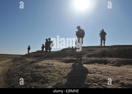 US-Soldaten der AOK und Stabskompanie, 1. Bataillon, 24. Infanterie-Regiment, 1st Stryker Brigade Combat Team, 25. Infanterie-Division und irakische Soldaten zu Fuß einer Klippe im Flusstal Udaim 12. Dezember 2008. Der US-Armee ist eine Partnerschaft mit der irakischen Armee zu löschen den Udaim River Valley und al-Qaida-Netzwerke zu stören und Waffen in der Diyala Provinz Irak zwischenspeichert. Stockfoto