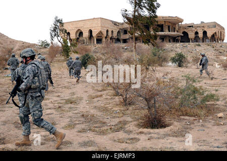 US-Soldaten aus der Stabskompanie, Hauptsitz, 2. Infanterie-Bataillon, 27. Infanterie-Regiment, 3rd Brigade Combat Team, 25. Infanterie-Division besuchen Sie eine der alten Paläste Makhul Berge in Bayji, Irak, Saddam Husseins am 22. Dezember 2008.   Sgt. Kani Ronningen Stockfoto