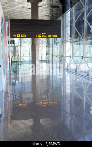 Leere reflektierende Korridor im Flughafen Barcelona, Spanien Stockfoto