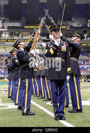 Die US-Army Drill Team nutzt Bajonett-bestückte 1903-Stil Springfield Gewehre während einer Demonstration ihres Könnens während der Pre-game Aktivitäten vor dem Start des All-American Bowl-Highschool-Football-Spiel in der Alamodome in San Antonio, Texas. Das Team ist Teil der 3. US Infanterie "Alten Garde" Osten Niederlagen West während der All-American Bowl /-news/2009/01/05/15524-east-defeats-west-during-all-american-bowl/ Stockfoto