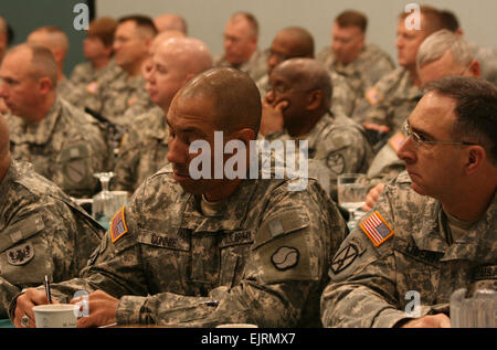 Command Sergeant Major Brian Connie links und Command Sergeant Major Stephen Libert anhören einer Ansprache Stabschef der Armee General George W. Casey Jr. während der Sergeant-Major der Armee Nominativ Sergeant Major und Senior Berater angeworben Konferenz im Centennial Club in Fort Bliss, Texas. Stockfoto