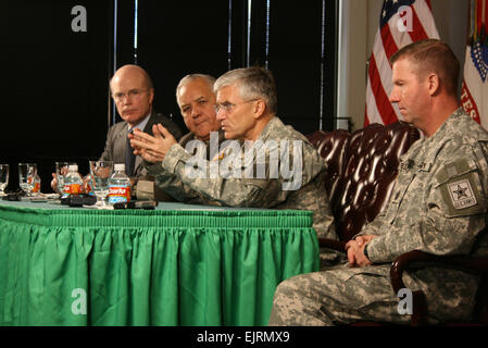 Von links nach rechts Secretary Of The Army Pete Geren, US-Kongressabgeordneter Silvestre Reyes, Chef des Stabes der Armee General George W. Casey Jr. und Sergeant-Major der Armee Kenneth O. Preston bekannt geben das Jahr der Unteroffizier während einer Pressekonferenz Jan. 5 an der Sergeant Major Akademie in Fort Bliss, Texas. Stockfoto