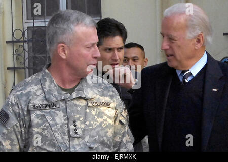 KABUL, Afghanistan - Vice-President wählen Joe Biden besucht am 10. Jan HQ ISAF in Kabul, Afghanistan. Biden hatte eine kurze mit Gen David McKiernan, COMISAF, und dann dankte der Truppen für ihren Dienst. ISAF-Foto von US-Luftwaffe TSgt Brenda Nipper. VERÖFFENTLICHT Stockfoto