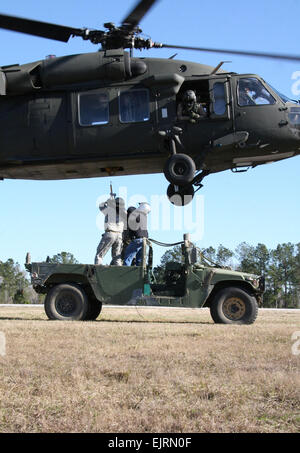 Soldaten mit der 168. Ingenieur-Brigade von Vicksburg, Mississippi nahm in den Sling Last Inspektor Zertifizierungskurs am 9. Januar im Lager Shelby Joint Forces Training Center. Die Soldaten arbeiteten mit Alpha Co. 1-185. Aviation auch von Jackson, Miss, die der UH-60 Black Hawk Hubschrauber unterstützt. Fünf Soldaten der 168. Ingenieur-Brigade, die voraussichtlich nach Afghanistan verlegt wurden die 40-Stunden-Block der Ausbildung abschließen. Stockfoto