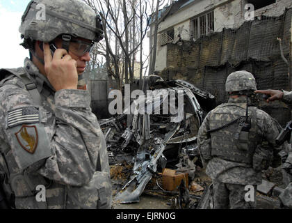 KABUL, Afghanistan--das Camp Eggars Force Protection Team Schadensbeurteilung einer Explosion nahe dem Tor am 17. Januar. Ein Fahrzeug geboren improvisierte Explosive unterteilen VBIED explodierte in der Nähe der deutschen Botschaft und eine US-Basis. Die VBIED getötet und verwundet multi-nationalen Personal und Fahrzeuge beschädigt und die umliegenden Gebäude. ISAF, die US Air Force Tech Sergeant Brenda Nipper Stockfoto