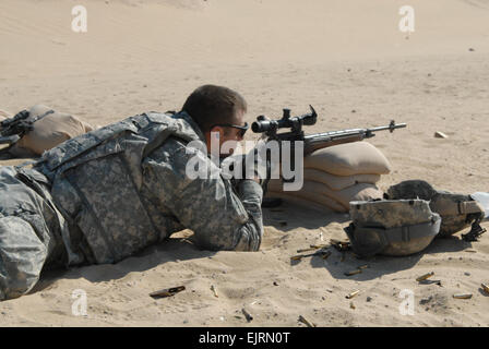 Chicago native Spc. Stephen Battisto, eine Kavallerie scout und Kader benannt Schütze mit Truppe C, 4. Geschwader, 9. Kavallerie-Regiment, 2nd Brigade Combat Team, 1. Kavallerie-Division, Lünetten sein Ziel beim Einschießen sein m-14 Gewehr am Schießstand in der Nähe von Camp Buehring, Kuwait, Jan. 14. Stockfoto