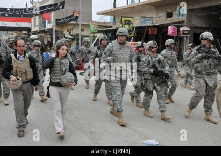 General Ray Odierno, Multi-National Force - Irak Kommandierender general, Spaziergänge durch einen lokalen Markt in Khalis, Irak, mit Soldaten aus 1st Stryker Brigade Combat Team, 25. Infanterie-Division, Jan. 24. Stockfoto