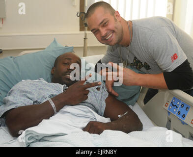 New York Yankees Outfielder Nick Swisher, Reisen mit der unter Secretary Of The Army, trifft auf einen verwundeten Krieger während seiner November 22, mit Patienten und Personal bei Landstuhl Regional Medical Center, Deutschland zu besuchen. : Öffentlichkeitsarbeit LRMC Stockfoto