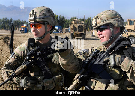 Diskutieren Sie US Army Captain Russell Raikes und 1st Lt. Justin Zaleski, Berater, die Pionier-Bataillon für 201. afghanische nationale Armee-Korps, mögliche künftige Operationen und logistische Unterstützung für das, was nach vorne Operating Base Gamberi neue abkühlen Hof, 11. November 2013. Wenn Sie fertig sind, bieten die Abkühlung Hof einen sicheren Ort, wo Fahrzeuge geprüft werden können, vor der Einreise gewährt wird. Der Hof ist das erste Großprojekt für die 201. Korps Ingenieur Kandak Horizontal Unternehmen. Es ist auch die erste Kooperation zwischen ihnen und das Gerät vertikal Ingenieure. US Armee Sgt. Eri Stockfoto