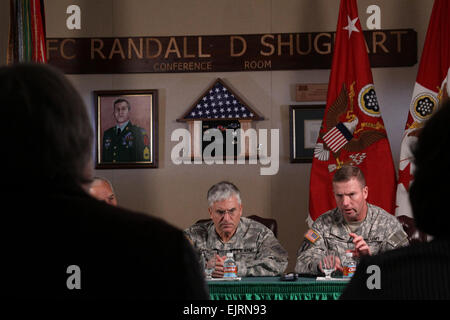 Sekretär der Armee Pete Geren, US-Kongressabgeordneter Silvestre Reyes, Chef des Stabes der Armee General George W. Casey Jr. und Sergeant-Major der Armee Kenneth O. Preston verkündet er das von der Unteroffizier während einer Pressekonferenz Jan. 5 an der Sergeant Major Akademie in Fort Bliss, Texas. Stockfoto