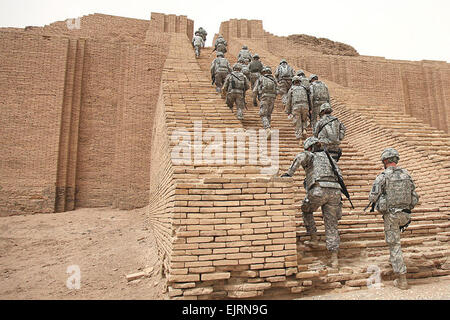 US-Soldaten aus der 17. Fires Brigade machen ihren Weg die Treppe hinauf die 4.000 Jahre alte Zikkurat von ur, Irak, in der Nähe von Kontingenz Operating Base Adder, 18. Mai 2010.   SPC. Samantha Ciaramitaro. Stockfoto