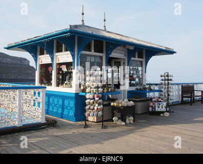 Eines der malerischen kleinen Souvinir Geschäfte auf Llandudno Pier in Wales, UK. Stockfoto