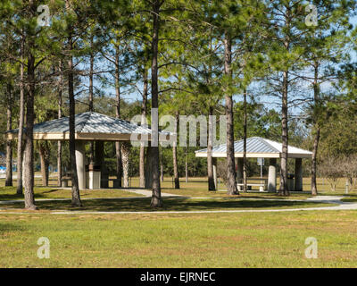 Bereich Picknicktische am Interstate Raststätte, Florida, USA Stockfoto