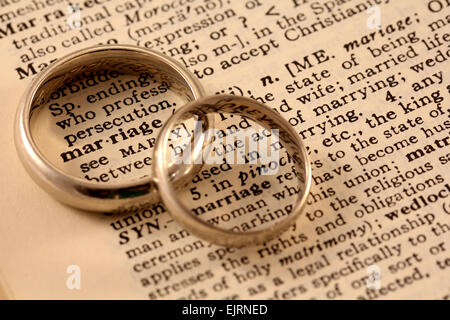 Das Wort Ehe im Wörterbuch mit zwei Wedding Bands auf, Kreisen das Wort Stockfoto