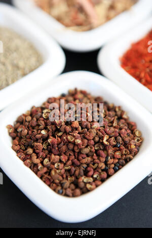 Szechuan-Pfefferkörner mit, weiß im Uhrzeigersinn von der Pfefferkörner, Kümmel, Zitronengras und Safran in Gerichten Stockfoto