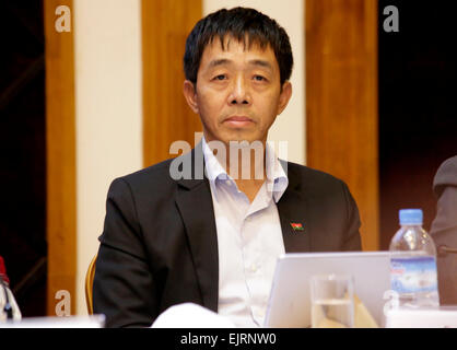 (150331)--YANGON, 31. März 2015 (Xinhua)--Kachin Unabhängigkeit Army (KIA) stellvertretender Chef Major-General Guan Maw nimmt an einer gemeinsamen Pressekonferenz nach der feierlichen Unterzeichnung des Entwurfs des bundesweiten Waffenstillstand Vereinbarung (NCA) zwischen den Mitgliedern der Regierung Myanmars Union Friedensstiftung Arbeit Committee (UPWC) und die ethnische bewaffnete Gruppen nationalen Waffenstillstand Koordination Team (NCCT) an Myanmar Peace Center in Yangon, Myanmar, März 31 , 2015. Friedensunterhändler der Regierung Myanmars und ethnischen bewaffneten Gruppen Erklärung eine gemeinsame hier Dienstag, sagen die abgeschlossene Waffenstillstand bundesweit agreeme Stockfoto