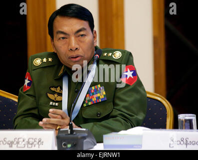 (150331)--YANGON, 31. März 2015 (Xinhua)--Myanmar Generalleutnant Myint Soe spricht zu den Medien während einer gemeinsamen Pressekonferenz nach der feierlichen Unterzeichnung des Entwurfs des bundesweiten Waffenstillstand Vereinbarung (NCA) zwischen den Mitgliedern der Regierung Myanmars Union Friedensstiftung Arbeit Committee (UPWC) und die ethnische bewaffnete Gruppen nationalen Waffenstillstand Koordination Team (NCCT) an Myanmar Peace Center in Yangon, Myanmar, 31. März 2015. Friedensunterhändler der Regierung Myanmars und ethnischen bewaffneten Gruppen Erklärung eine gemeinsame hier Dienstag, sagen die abgeschlossene bundesweit Waffenstillstandsabkommen (NCA) wird b Stockfoto