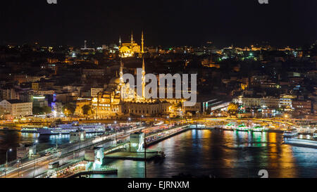 Eminönü Nachbarschaft bei Nacht vom Galata Turm, Istanbul, Türkei. Stockfoto