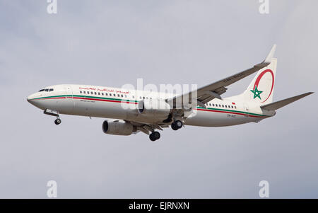 Royal Air Maroc Boeing 737 nähert sich zum Flughafen El Prat am 29. März 2015 in Barcelona, Spa Stockfoto