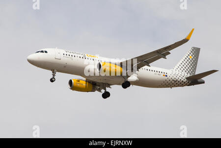 Ein Vueling Airlines Airbus A320 nähert sich zum Flughafen El Prat am 29. März 2015 in Barcelona, S Stockfoto